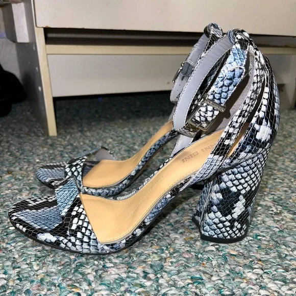 Gianni Bini Blue snake print heels - Picture 1 of 4